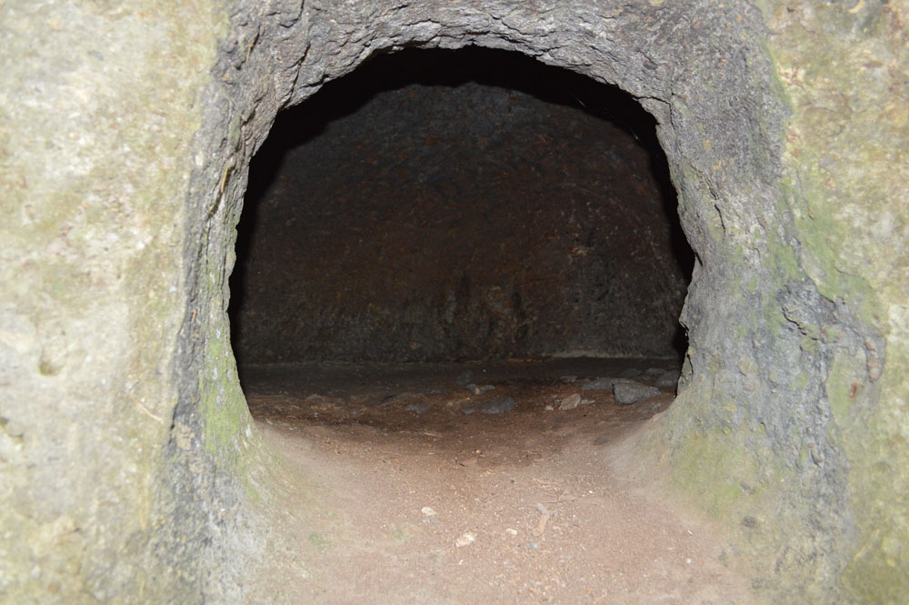 土屋横穴古墳群1号墳①